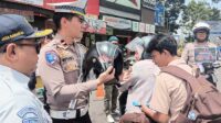 Terjaring Razia di Kota Sukabumi, Pengendara Terima Helm Gratis