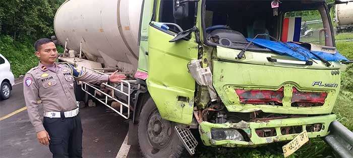 Truk Nyungseb di Pasirsuren Sukabumi