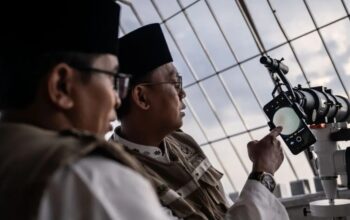 Tim Hisab Rukyat melakukan pemantauan hilal di Monumen Nasional, Jakarta, Jumat (28/2/2025). Pemantauan hilal tersebut untuk menetapkan awal bulan Ramadhan 1446 Hijriah. (Bayu Pratama S)