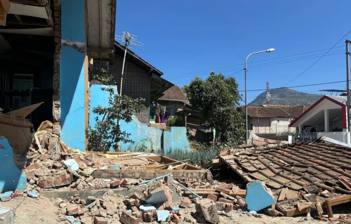 Kondisi salah satu rumah warga yang mengalami kerusakan cukup parah pascagempa di Kabupaten Bandung, Jawa Barat, Minggu (22/9/2024).