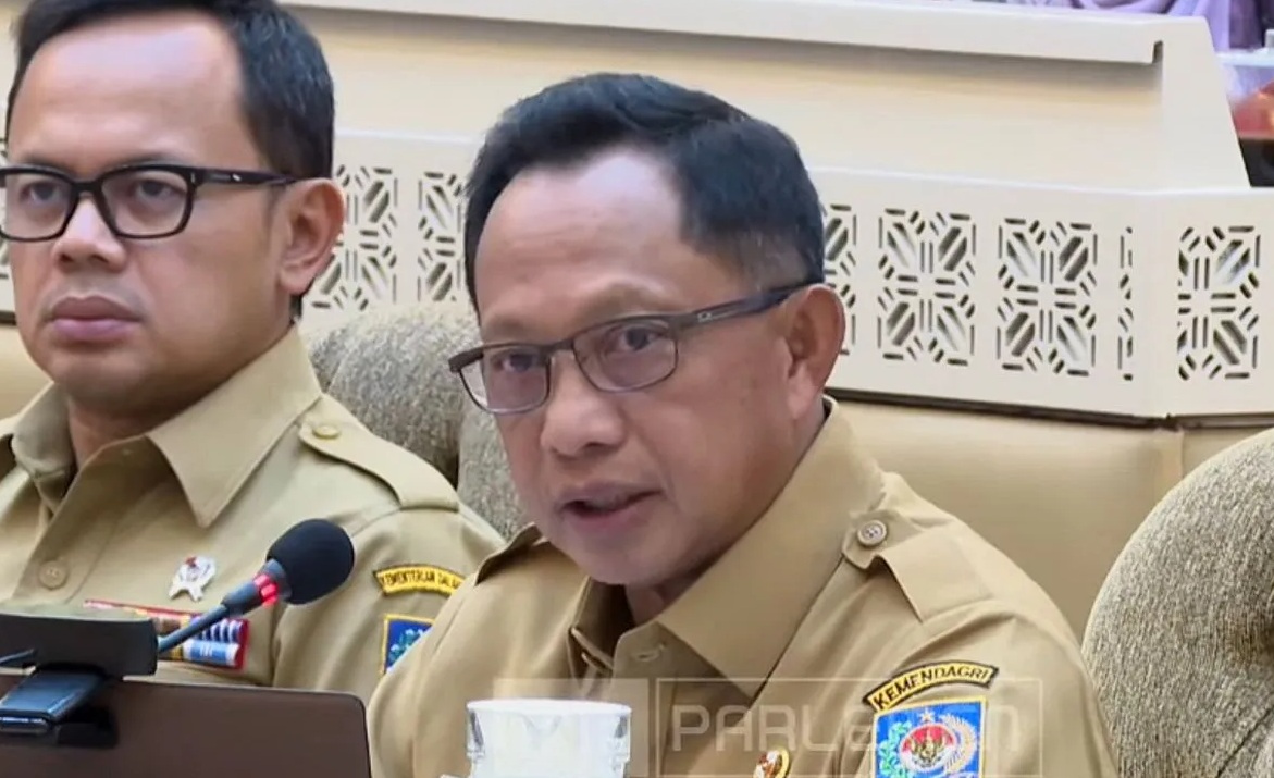 Menteri Dalam Negeri Muhammad Tito Karnavian dalam Rapat Kerja yang digelar Komisi II DPR RI di Kompleks Parlemen, Senayan, Jakarta, Senin (3/2/2025). (Narda Margaretha Sinambela)