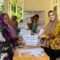 Pendamping Lokal Desa (PLD) Mantuyan Sri Laraswati (kanan) saat menyerahkan penyaluran BLT-DD kepada seorang warga Desa Mantuyan, Kecamatan Halong, Kabupaten Balangan, Kamis (16/3/2023).