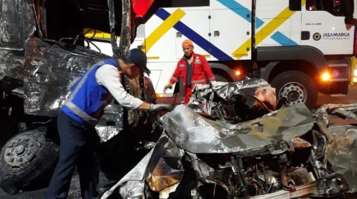 Petugas menangani lokasi kecelakaan di Gerbang Tol Ciawi, Kelurahan Katulampa, Kota Bogor, Jawa Barat, Rabu (5/2/2025). 