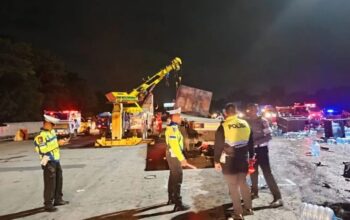 Petugas Kepolisian melakukan penanganan di lokasi kejadian di Gerbang Tol Ciawi, Kelurahan Katulampa, Kota Bogor, Jawa Barat, Rabu (5/2/2025). (ANTARA/HO-Polresta Bogor Kota)