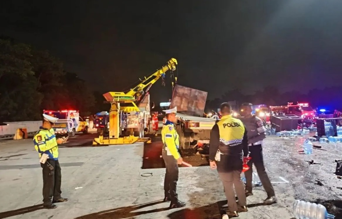 Petugas Kepolisian melakukan penanganan di lokasi kejadian di Gerbang Tol Ciawi, Kelurahan Katulampa, Kota Bogor, Jawa Barat, Rabu (5/2/2025). (ANTARA/HO-Polresta Bogor Kota)