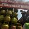 Pekerja menurunkan tabung gas elpiji 3kg di salah satu mitra penjualan di Kota Bengkulu, Provinsi Bengkulu, Jumat (28/4/2023). ANTARA FOTO/Muhammad Izfaldi/nz (MUHAMMAD IZFALDI)