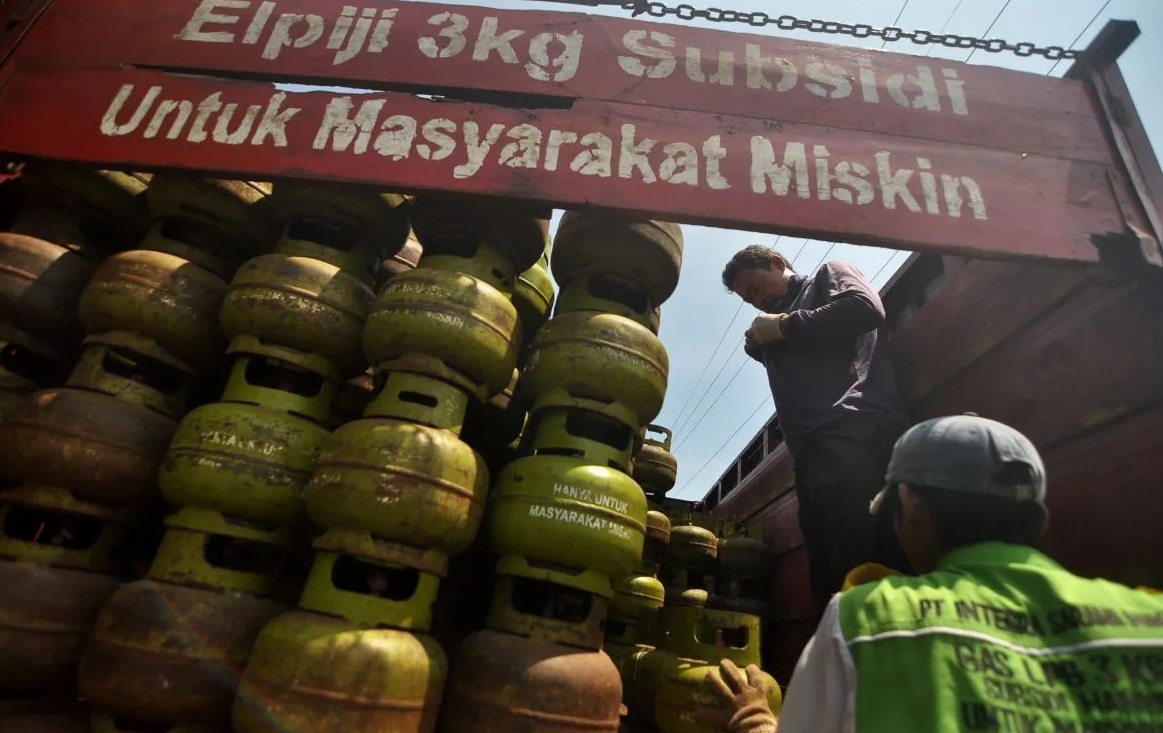 Pekerja menurunkan tabung gas elpiji 3kg di salah satu mitra penjualan di Kota Bengkulu, Provinsi Bengkulu, Jumat (28/4/2023). ANTARA FOTO/Muhammad Izfaldi/nz (MUHAMMAD IZFALDI)