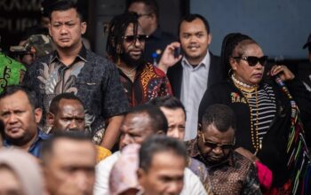 Warga menyaksikan jalannya sidang pengucapan putusan sela (dismissal) sengketa Pilkada 2024 dari layar lebar di halaman Gedung Mahkamah Konstitusi, Jakarta, Selasa (4/2/2025). (BAYU PRATAMA S)