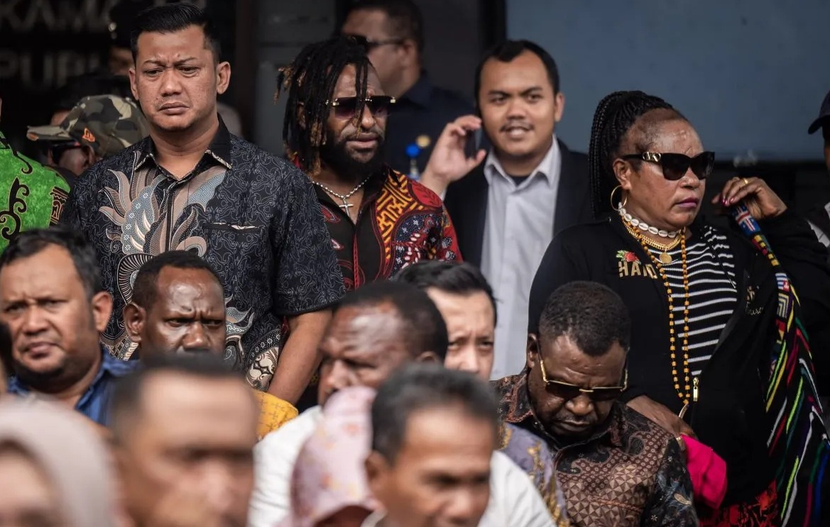Warga menyaksikan jalannya sidang pengucapan putusan sela (dismissal) sengketa Pilkada 2024 dari layar lebar di halaman Gedung Mahkamah Konstitusi, Jakarta, Selasa (4/2/2025). (BAYU PRATAMA S)