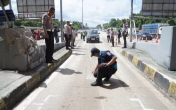 Polisi melakukan pemeriksaan pasca kecelakaan truk pengangkut Aqua di tol Jagorawi. (Foto : Sofyansyah/ Radar Bogor)