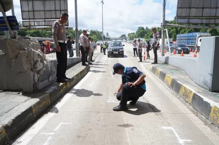 Polisi melakukan pemeriksaan pasca kecelakaan truk pengangkut Aqua di tol Jagorawi. (Foto : Sofyansyah/ Radar Bogor)