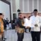 Ketua KPU Kabupaten Sukabumi menyerahkan SK KPU Kabupaten Sukabumi tentang penetapan Kepala Daerah Kabupaten Sukabumi terpilih periode 2025-2030 kepada pasangan Bupati-Wabup Sukabumi terpilih Asjap-Andreas 