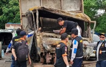 Polisi bersama KNKT memeriksa rem milik truk penyebab kecelakaan di Tol Ciawi 2, kabupaten Bogor. (Foto: Fikri/Radar Bogor)