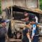 Polisi bersama KNKT memeriksa rem milik truk penyebab kecelakaan di Tol Ciawi 2, kabupaten Bogor. (Foto: Fikri/Radar Bogor)