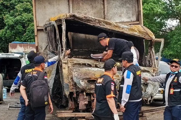 Polisi bersama KNKT memeriksa rem milik truk penyebab kecelakaan di Tol Ciawi 2, kabupaten Bogor. (Foto: Fikri/Radar Bogor)