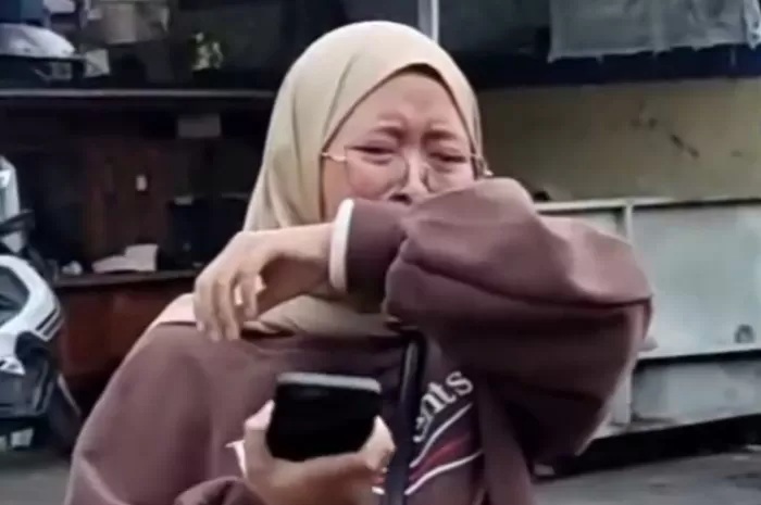 Anggi, istri Bendi Wijaya sopir truk tronton yang menyebabkan kecelakaan di Gerbang Tol 2 Ciawi Bogor. (Foto: Fikri/Radar Bogor)