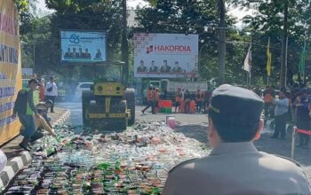 Pemusnahan barang bukti berupa botol miras di Cibinong, Kabupaten Bogor, Jawa Barat. (M Fikri Setiawan)