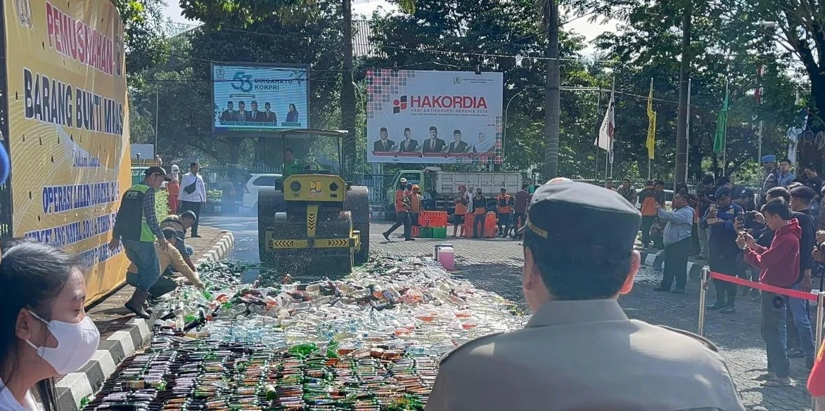 Pemusnahan barang bukti berupa botol miras di Cibinong, Kabupaten Bogor, Jawa Barat. (M Fikri Setiawan)