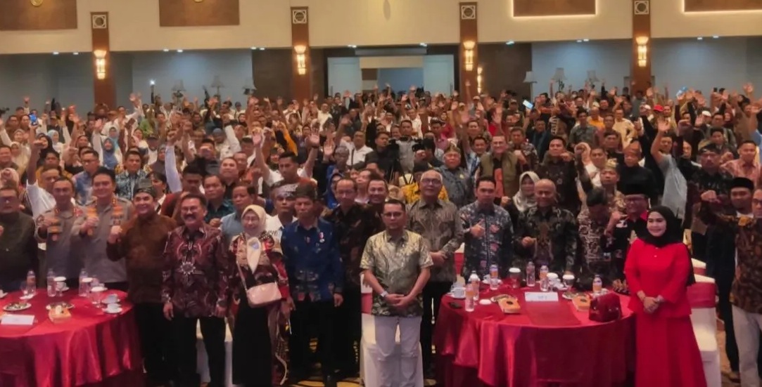 Foto bersama perayaan Puncak HPN di Hotel Mutiara Merdeka Kota Pekanbaru, Provinsi Riau dihadiri insan pers Indonesia. (Bayu Agustari Adha)