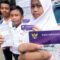 Sejumlah siswa menunjukan Kartu Indonesia Pintar (KIP) beserta buku rekening tabungan BRI dalam sosialisasi dan percepatan pencairan dana Program Indonesia Pintar (PIP) di SMP Negeri 4, Kota Bogor, Jawa Barat. (Yulius Satria Wijaya)