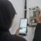 Seorang warga bersiap memasukkan nomor token listrik di Kabupaten Batang, Jawa Tengah, Kamis (6/2/2025). (Harviyan Perdana Putra)