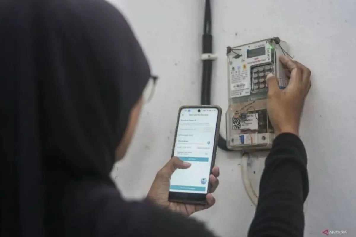 Seorang warga bersiap memasukkan nomor token listrik di Kabupaten Batang, Jawa Tengah, Kamis (6/2/2025). (Harviyan Perdana Putra)