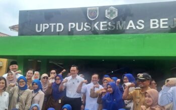 Dirjen Kesehatan Lanjutan Kementerian Kesehatan (Kemenkes) Azhar Jaya ketika mendampingi Menko Bidang Infrastruktur dan Pembangunan Kewilayahan, Agus Harimurti Yudhoyono di Puskesmas Beji Depok (Foto: Feru Lantara)
