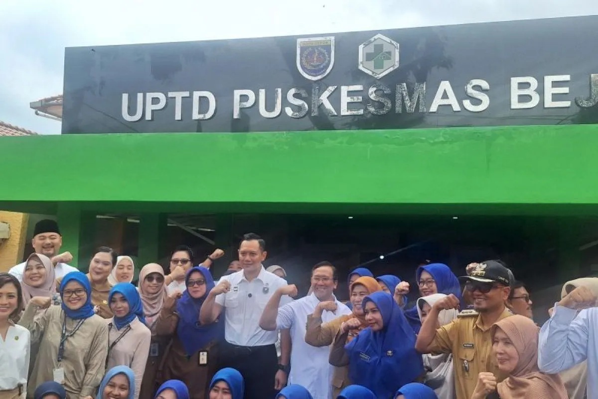 Dirjen Kesehatan Lanjutan Kementerian Kesehatan (Kemenkes) Azhar Jaya ketika mendampingi Menko Bidang Infrastruktur dan Pembangunan Kewilayahan, Agus Harimurti Yudhoyono di Puskesmas Beji Depok (Foto: Feru Lantara)