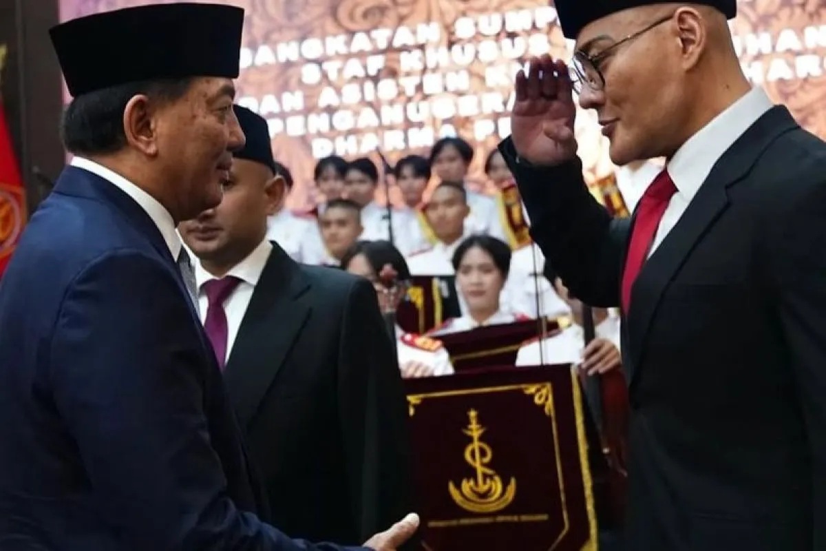 Menteri Pertahanan Sjafrie Sjamsoeddin (kiri) usai melantik Deddy Corbuzier (kanan) sebagai Staf Khusus Menteri Pertahanan di kantor Kemhan, Jakarta Pusat, Selasa (11/2/2025). (Tangkapan layar akun instagram)