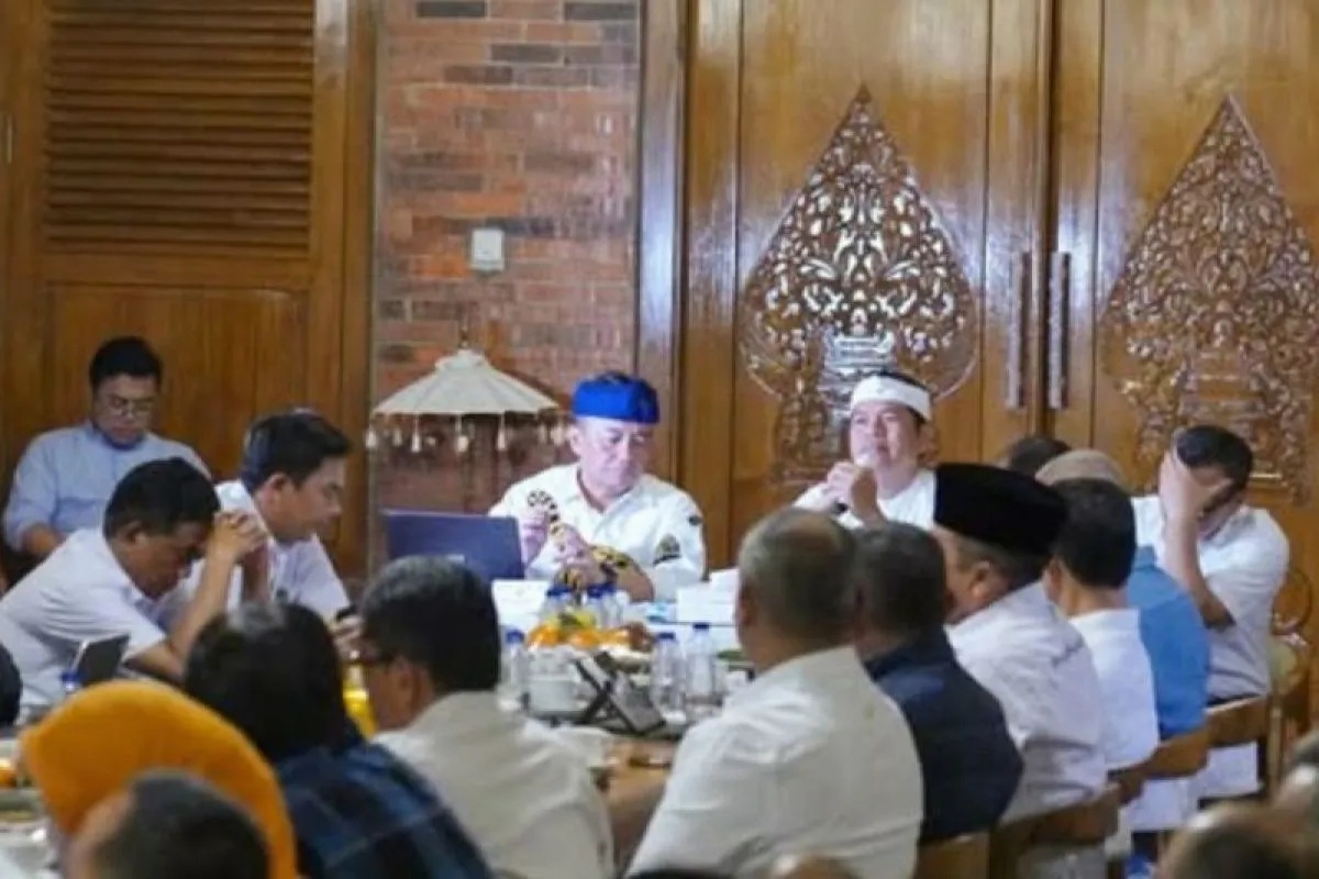 Gubernur Jawa Barat terpilih Dedi Mulyadi saat rapat bersama Sekda se-Jawa Barat. (Pemkab Karawang)