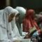 Umat Isalam membaca surah Yasin saat melaksanakan ibadah pada malam Nisfu Syaban 15 Syaban 1444 Hijriah di Masjid Agung Al Barkah, Bekasi, Jawa Barat, Selasa (7/3/2023). 