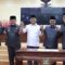 Penjabat Bupati Bekasi Dedy Supriyadi (kedua dari kiri) bergandengan tangan bersama Wakil Bupati Bekasi terpilih Asep Surya Atmaja (tengah) serta unsur pimpinan legislatif usai agenda paripurna penetapan pasangan calon pemenang Pilkada 2024 di Gedung DPRD setempat, Senin. (Pradita Kurniawan Syah)