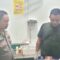 Petugas Polsek Sindangbarang, Cianjur, Jawa Barat, membawa jasad korban anak jalanan yang diduga tewas setelah meminum miras oplosan alkohol murni 70 persen bersama lima orang temannya, ke Puskesmas Sindangbarang, Kamis (13/2/2025). (Ahmad Fikri)