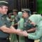 KSAD Jenderal TNI Maruli Simanjuntak saat memberikan selamat kepada prajurit yang menerima kenaikan pangkat di Mabes TNI AD, Jakarta Pusat, Kamis (13/2/2025). (Humas TNI AD)