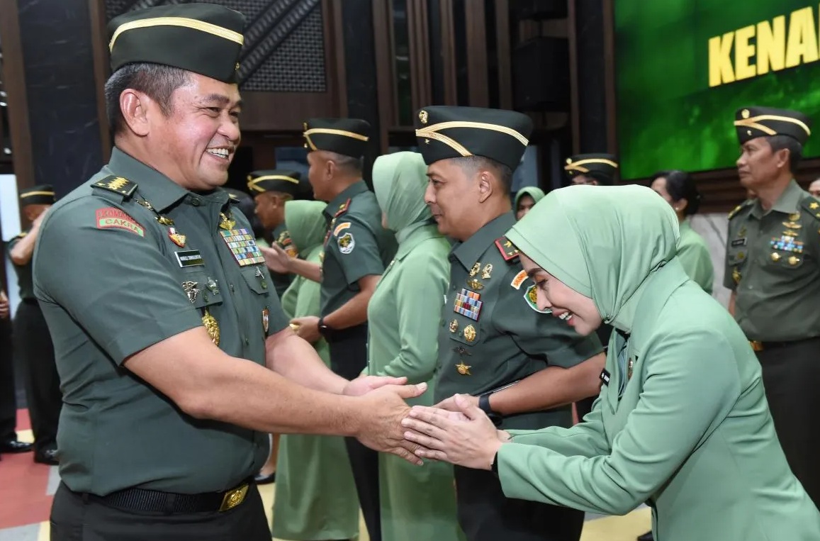 KSAD Jenderal TNI Maruli Simanjuntak saat memberikan selamat kepada prajurit yang menerima kenaikan pangkat di Mabes TNI AD, Jakarta Pusat, Kamis (13/2/2025). (Humas TNI AD)