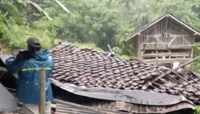Bencana Longsor di Nyalindung Timpa Dua Rumah Warga