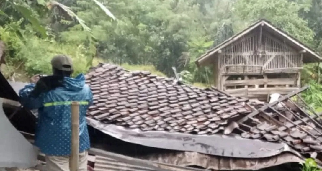 Warga mengecek kondisi rumah yang rusak akibat dilanda bencana tanah longsor di Kampung Imut, Desa Nyalindung, Kecamatan Cisewu, Kabupaten Garut, Jawa Barat, Sabtu (15/2/2025). (Kecamatan Cisewu)
