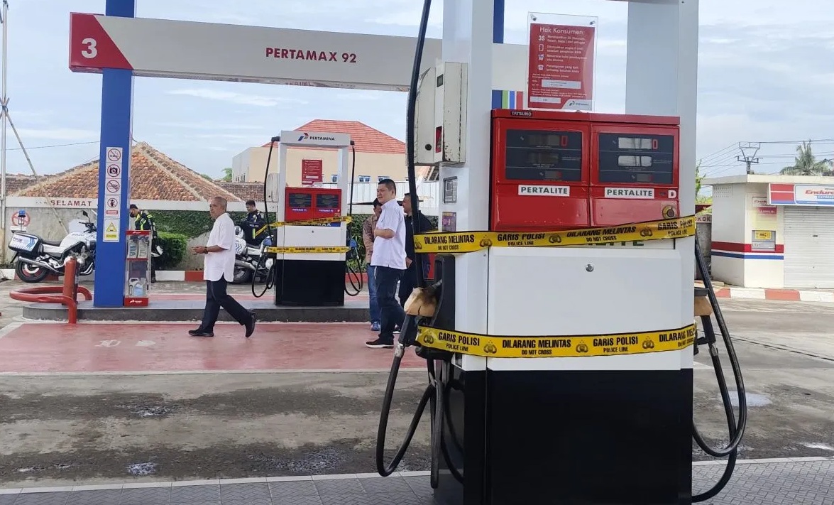Salah satu pompa BBM di SPBU 34-43111 yang disita oleh penyidik Dittipidter Bareskrim Polri di Baros, Sukabumi, Jawa Barat, Rabu (19/2/2025). (Nadia Putri Rahmani)