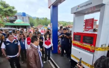Mendag RI Budi Santoso bersama Dirtipidter Bareskrim Polri Brigjen Nunung Syaifuddin dan Dirut Pertamina Patra Niaga Riva Siahaan serta unsur Forkopimda Kota Sukabumi saat memeriksa dispenser SPBU 34-43111 Baros di Kecamatan Baros, Kota Sukabumi, Jawa Barat pada Rabu, (19/2/2025).