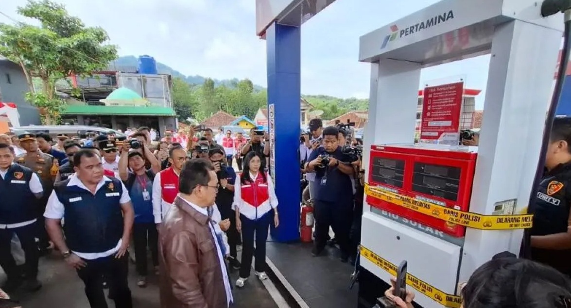 Mendag RI Budi Santoso bersama Dirtipidter Bareskrim Polri Brigjen Nunung Syaifuddin dan Dirut Pertamina Patra Niaga Riva Siahaan serta unsur Forkopimda Kota Sukabumi saat memeriksa dispenser SPBU 34-43111 Baros di Kecamatan Baros, Kota Sukabumi, Jawa Barat pada Rabu, (19/2/2025).