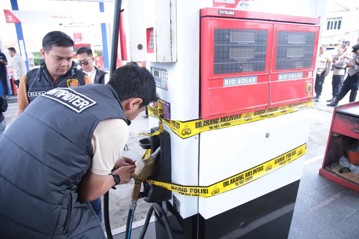 Penyidik memeriksa barang bukti alat pompa BBM pada SPBU yang memanipulasi takaran BBM di Baros, Sukabumi, Jawa Barat, Rabu (19/2/2025). (Divisi Humas Polri)