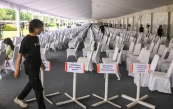 Petugas menyiapkan tempat untuk pendamping kepala daerah di Monumen Nasional, Jakarta, Rabu (19/2/2025). Monumen Nasional menutup sementara kunjungan wisatawan umum saat berlangsungnya acara gladi bersih dan pelantikan kepala daerah Pilkada 2024 pada 19-20 Februari 2025 dan dibuka kembali seusai acara. (Sulthony Hasanuddin)