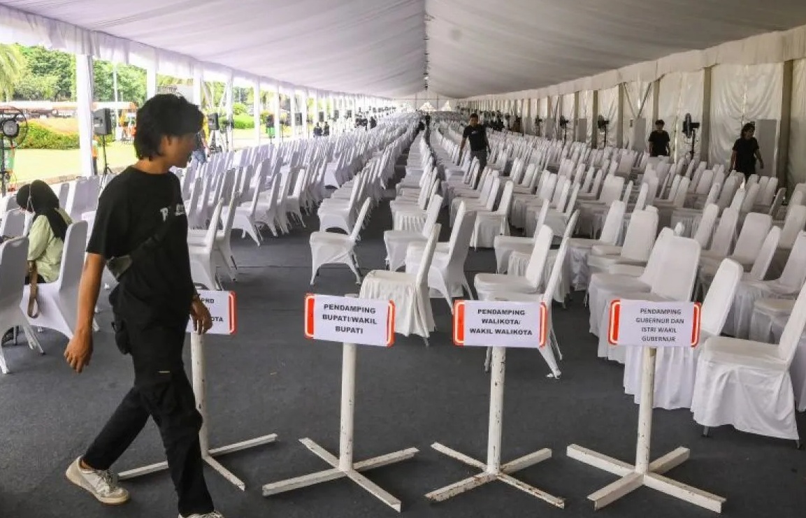 Petugas menyiapkan tempat untuk pendamping kepala daerah di Monumen Nasional, Jakarta, Rabu (19/2/2025). Monumen Nasional menutup sementara kunjungan wisatawan umum saat berlangsungnya acara gladi bersih dan pelantikan kepala daerah Pilkada 2024 pada 19-20 Februari 2025 dan dibuka kembali seusai acara. (Sulthony Hasanuddin)