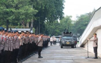 Kapolres Metro Jakarta Pusat, Kombes Pol Susatyo Purnomo Condro (kanan) saat memberi arahan kepada petugas keamanan di Jakarta, Kamis (20/2/2025). (Polres Metro Jakpus)