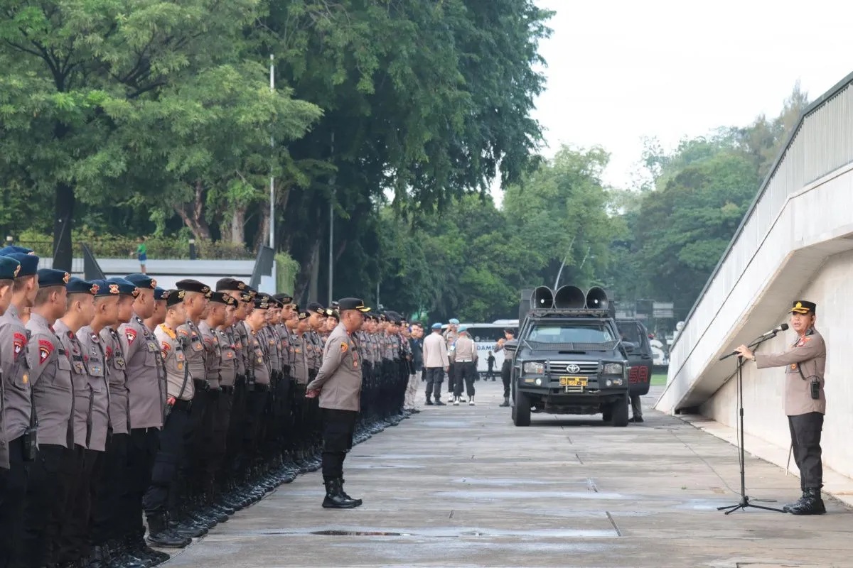 Kapolres Metro Jakarta Pusat, Kombes Pol Susatyo Purnomo Condro (kanan) saat memberi arahan kepada petugas keamanan di Jakarta, Kamis (20/2/2025). (Polres Metro Jakpus)
