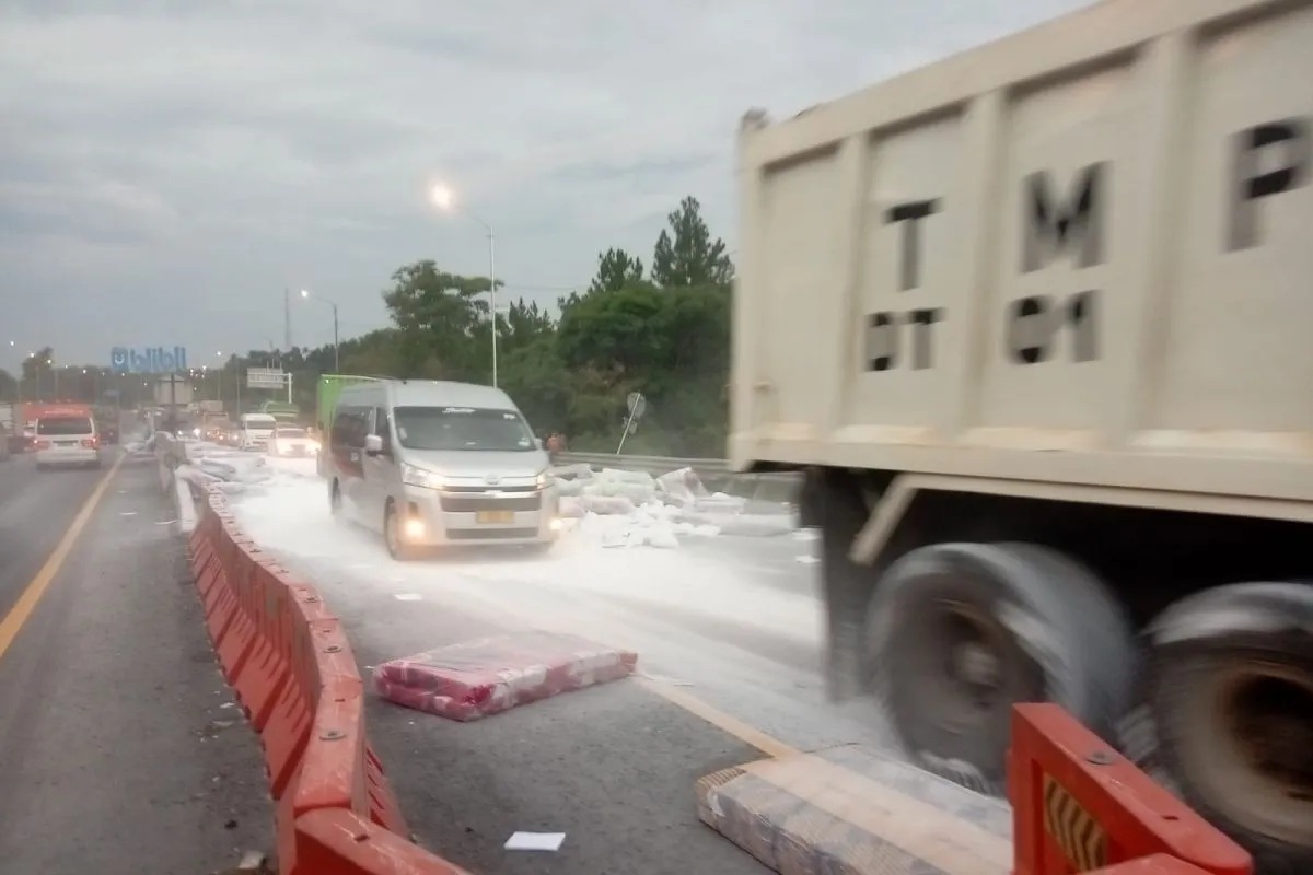 Kondisi lokasi kejadian kecelakaan beruntun hingga mengakibatkan truk terguling sampai muatannya tumpah ke jalan Tol Cipularang. (Jasa Marga)