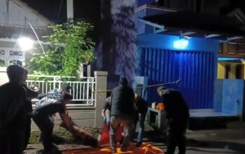 Personel Polres Sukabumi mengevakuasi jasad preman kampung yakni Suherlan alias Samson yang tewas dihakimi massa di Kampung Cihurang, Desa Cidadap, Kecamata Simpenan, Kabupaten Sukabumi, Jabar pada Jumat, (21/2/2025) malam.