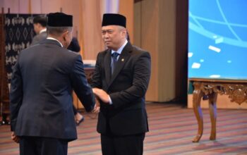 Menteri Perhubungan (Menhub) Dudy Purwagandhi (kanan) memmberi ucapan selamat kepada Marsekal Madya TNI Mohammad Syafii usai dilantik sebagai Kepala Badan Nasional Pencarian dan Pertolongan (Basarnas) yang baru di Jakarta, Jumat (21/2/2025). (Humas Kemenhub)