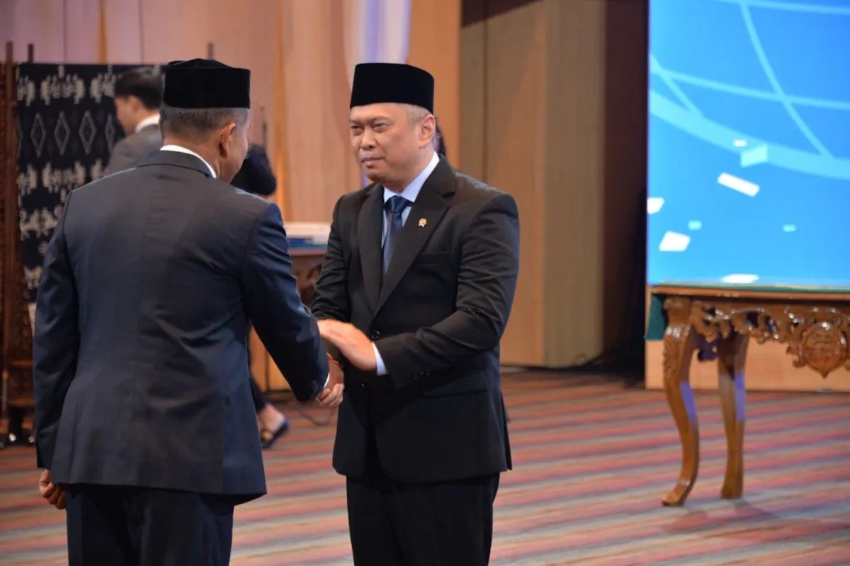 Menteri Perhubungan (Menhub) Dudy Purwagandhi (kanan) memmberi ucapan selamat kepada Marsekal Madya TNI Mohammad Syafii usai dilantik sebagai Kepala Badan Nasional Pencarian dan Pertolongan (Basarnas) yang baru di Jakarta, Jumat (21/2/2025). (Humas Kemenhub)
