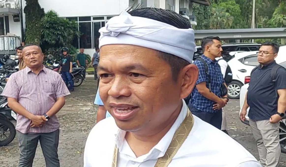 Gubernur Jawa Barat Dedi Mulyadi tengah diwawancarai wartawan di sela waktu retret di Magelang, Minggu (23/2/2025). (Heru Suyitno)